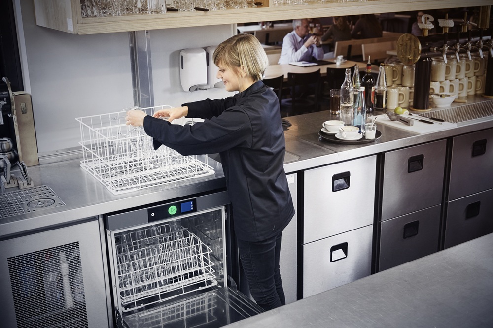 using the glasswasher